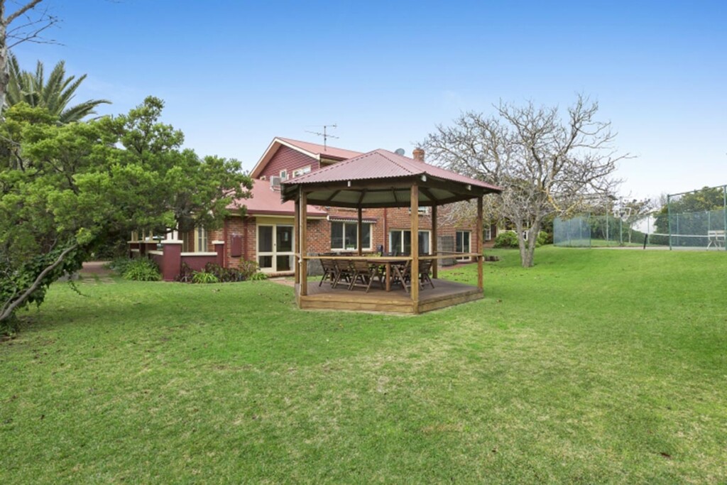 Spacious Sorrento Retreat